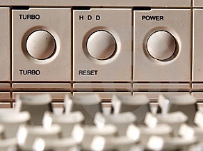El botó de turbo l'incorporaven els ordinadors antincs per tal d'assegurar la compatibilitat amb programes antics